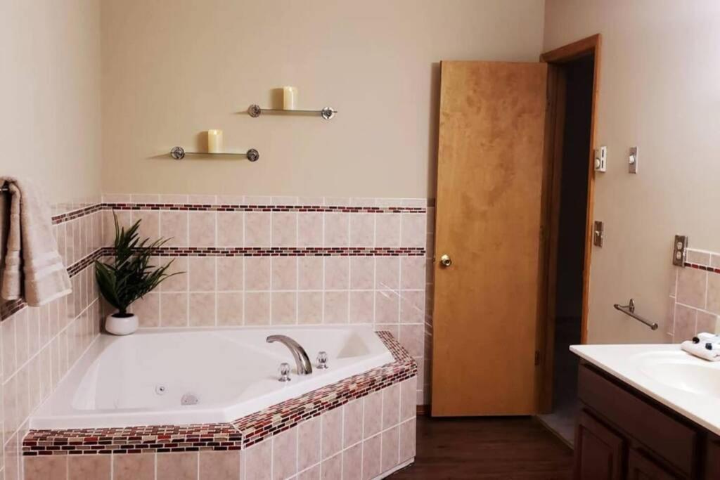 *Amenity-Filled Waterfront Oasis @Saw Creek Estates Near Waterfalls And Hiking* イースト・ストラウズバーグ エクステリア 写真